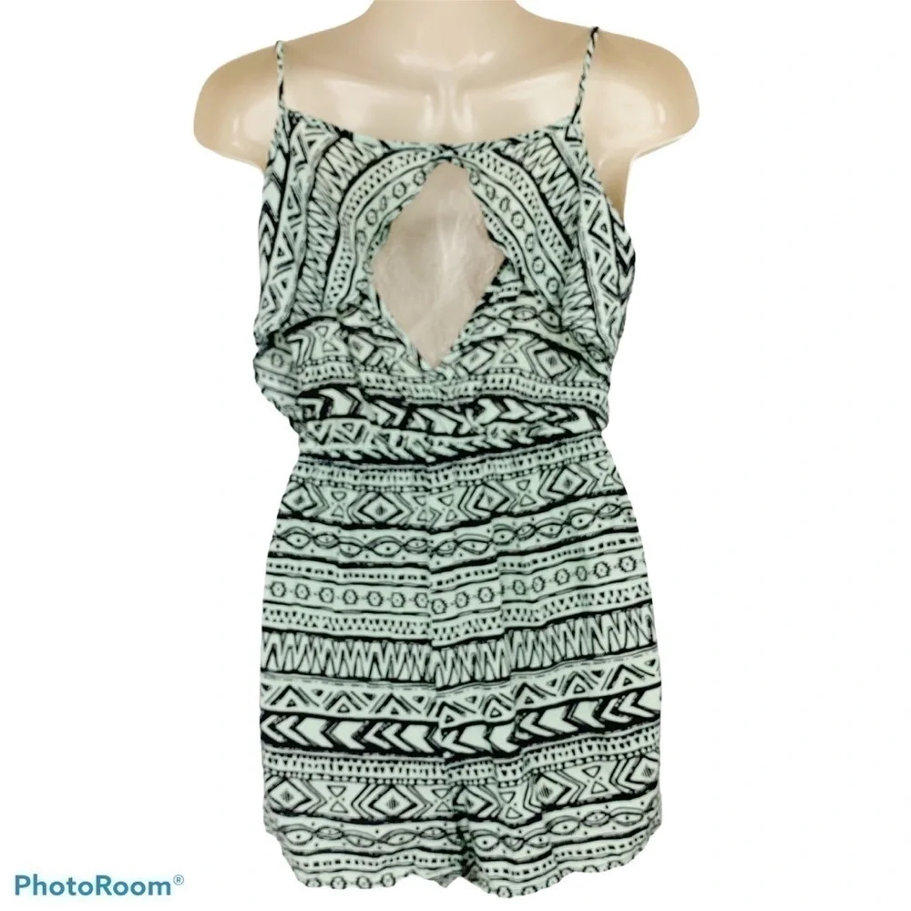𝅺CHARLOTTE Russe Short Romper Size Small